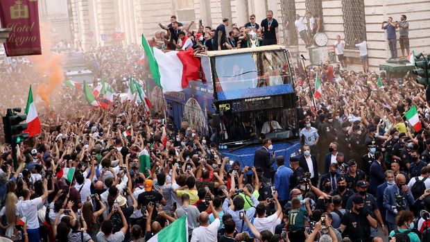SOCCER-EURO-ITA-ENG/OPEN TOP BUS Soccer Football - Euro 2020 - The Italy team drive through Rome on a open top bus tour after they won Euro 2020 - Rome, Italy - July 12, 2021 Fans celebrate as Italy's players react on the bus during the tour REUTERS/Yara Nardi