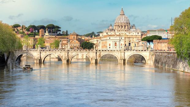 St Peter's Basilica, Italia Rome sunset over Tiber and St Peters Basilica Vatican Italy