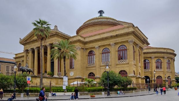 The Teatro Massimo Vittorio Emanuele is an opera house located in the old town of Palermo, capital of the autonomous region of Sicily. It was inaugurated in 1897 and dedicated to King Victor Emanuel II. People.