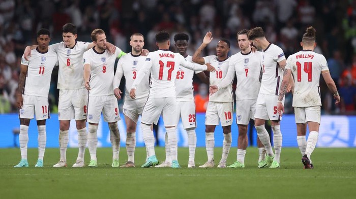 LONDON, ENGLAND - JULY 11: Jadon Sancho of England interacts with Jack Grealish of England and Raheem Sterling of England during the penalty shoot out during the UEFA Euro 2020 Championship Final between Italy and England at Wembley Stadium on July 11, 2021 in London, England. (Photo by Carl Recine - Pool/Getty Images)