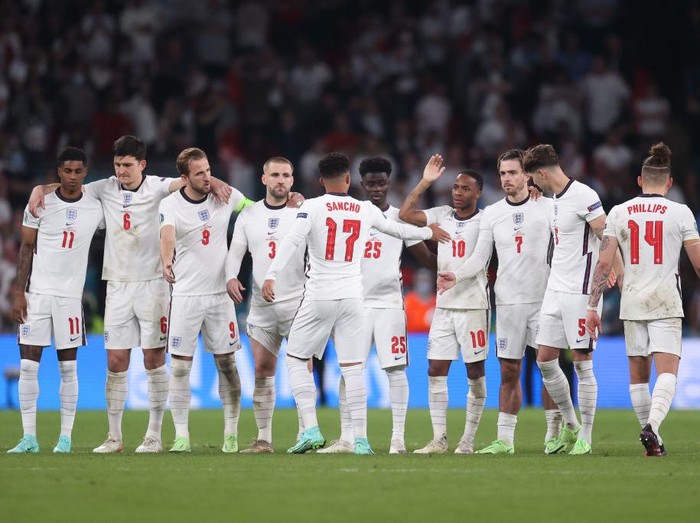 LONDON, ENGLAND - JULY 11: Jadon Sancho of England interacts with Jack Grealish of England and Raheem Sterling of England during the penalty shoot out during the UEFA Euro 2020 Championship Final between Italy and England at Wembley Stadium on July 11, 2021 in London, England. (Photo by Carl Recine - Pool/Getty Images)