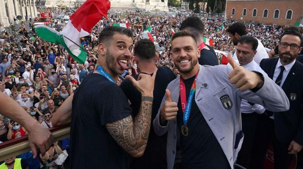 ROME, ITALY - JULY 12: Leonardo Spinazzola and Rafael Toloi of Italy celebrate during Italy's national men's football team open-top bus victory parade, a day after Italy won the UEFA EURO 2020 final against England, on July 12, 2021 in Rome, Italy. (Photo by Claudio Villa/Getty Images)