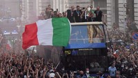 Timnas Italia berpesta di Roma usai menjuarai Piala Eropa 2020. Gli Azzurri merayakannya dengan melakukan parade keliling ibu kota. Perayaan juara yang dilakukan suporter di berbagai tempat di Italia sudah dilakukan sejak Minggu (11/7) malam waktu