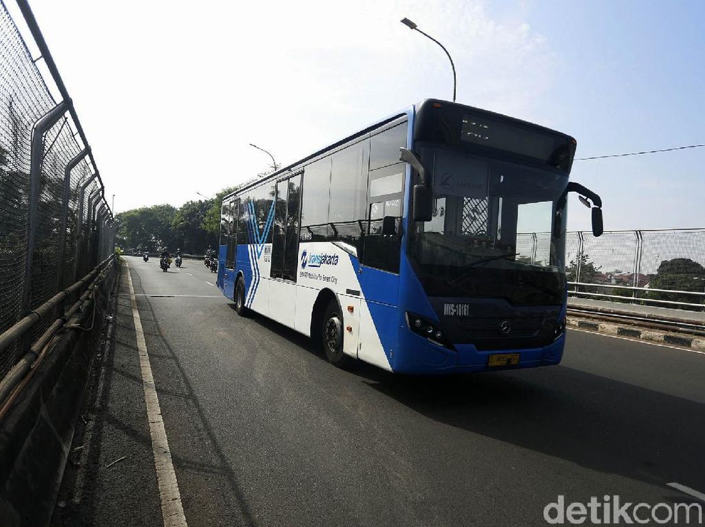 Sopir Bus TransJakarta Tabrak Separator di Jaksel Dipecat