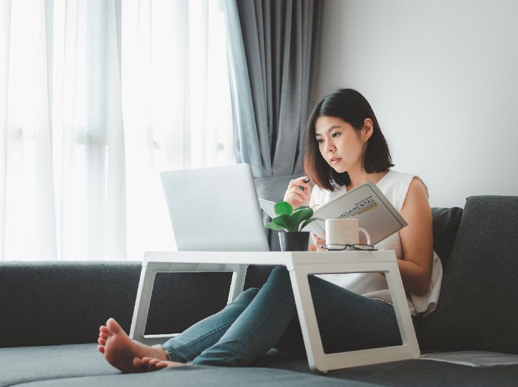 Kelamaan di Depan Laptop Saat WFH? Awas Kena Computer Vision Syndrome Kelamaan di Depan Laptop Saat WFH? Awas Kena Computer Vision Syndrome
