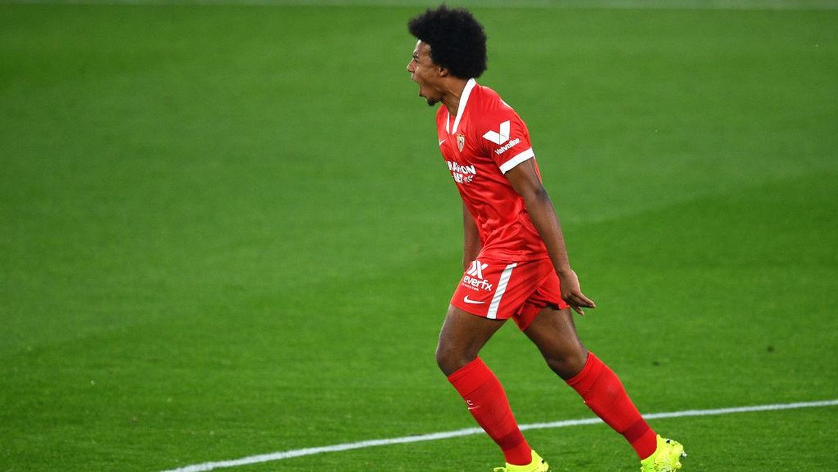 Jules Kounde masih diburu Chelsea musim panas ini. (Foto: Octavio Passos/Getty Images)