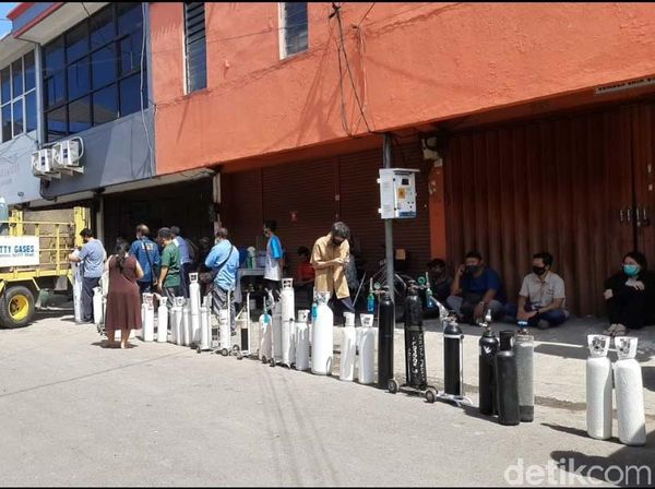 Ampun! Begini Panjangnya Antrean Refil Oksigen di Surabaya