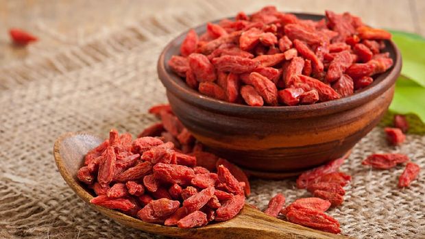 Buah Goji Berry Red dried goji berries in wooden spoon