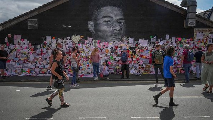 Bukan Kalimat Rasis, Mural Rashford Kini Banjir Pesan Dukungan Mural bergambar Marcus Rashford sempat jadi sasaran serangan rasial usai Inggris gagal juara di Euro 2020. Mural itu kini penuh pesan dukungan untuk sang pemain