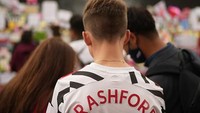 Mural Rashford pun ramai didatangi para pendukung anti-rasial. Mereka kembali menggaungkan Black Lives Matter.
