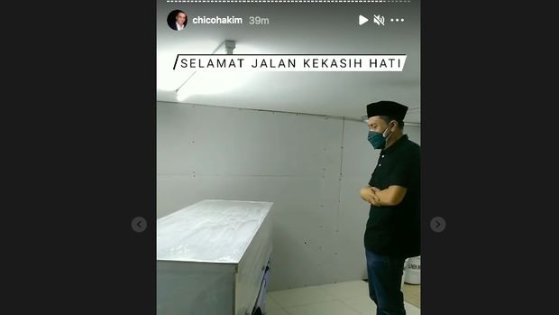 Citra Soeroso meninggal Chico Hakim menyolati mendiang istrinya, Citra Soeroso, yang meninggal Rabu (14/7).