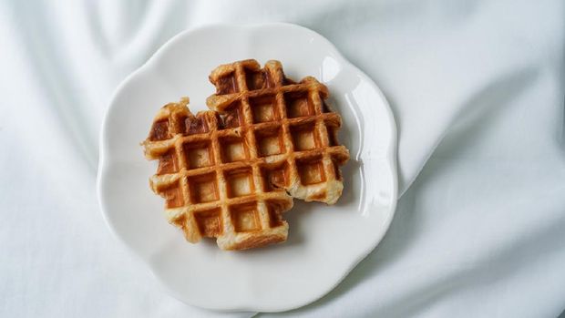 croffle A white plate of plain butter croissant baked in waffle machine. (top view)