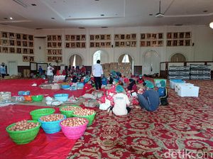 Gedung Konvensi TMP Kalibata Jadi Dapur Umum, 18 Ribu Boks Dikirim Per Hari Gedung Konvensi TMP Kalibata Jadi Dapur Umum, 18 Ribu Boks Dikirim Per Hari