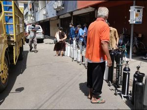 Demi Oksigen, Warga di Surabaya Rela Antre Sebelum Toko Buka