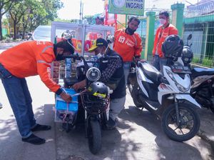 Cerita Penyandang Disabilitas Jual Kopi Keliling Pakai Motor Listrik