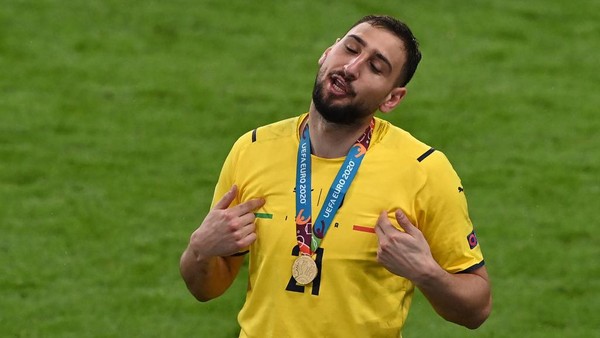 Italys goalkeeper Gianluigi Donnarumma gestures after Italy won the UEFA EURO 2020 final football match between Italy and England at the Wembley Stadium in London on July 11, 2021. (Photo by FACUNDO ARRIZABALAGA / POOL / AFP)