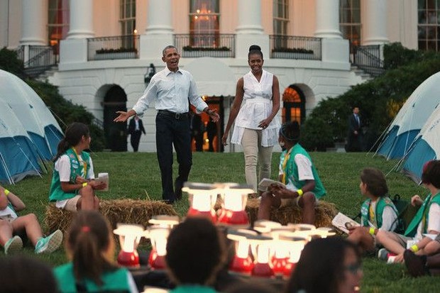 Foto: pinterest.com/Zimbio/ Barack Obama dan Michelle Obama saat pertama kali mengadakan acara White House Campout.