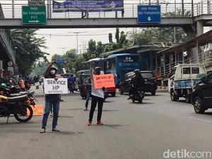Satpol PP Akan Atur Tukang Servis HP di PGC yang Turun ke Pinggir Jalan Satpol PP Akan Atur Tukang Servis HP di PGC yang Turun ke Pinggir Jalan