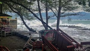 Gelombang Setinggi 6 Meter Terjang Cafe Wisata di Pelabuhanratu