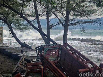 Gelombang Setinggi 6 Meter Terjang Cafe Wisata di Pelabuhanratu