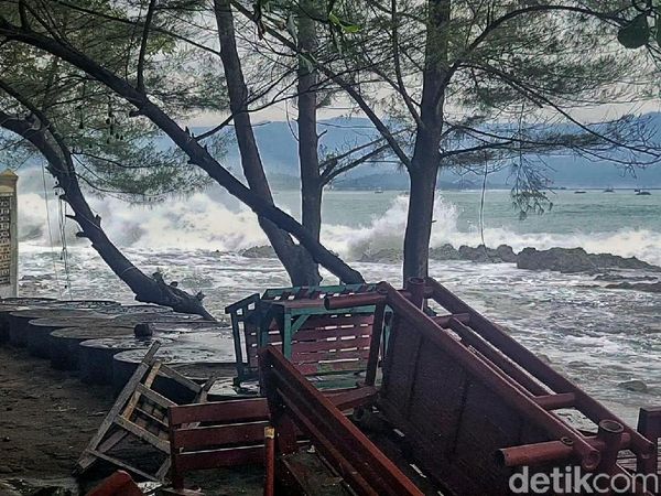 Gelombang Setinggi 6 Meter Terjang Cafe Wisata di Pelabuhanratu