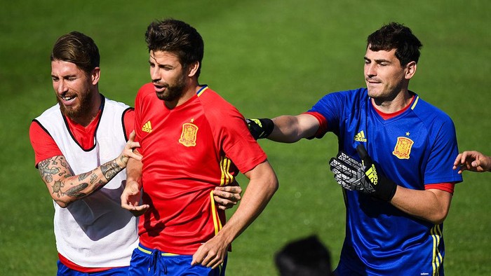 LA ROCHELLE, FRANCE - JUNE 24:  Sergio Ramos (L) and Gerard Pique (C) and Iker Casillas of Spain share a joke during a training session at Complexe Sportif Marcel Gaillard on June 24, 2016 in La Rochelle, France.  (Photo by David Ramos/Getty Images)