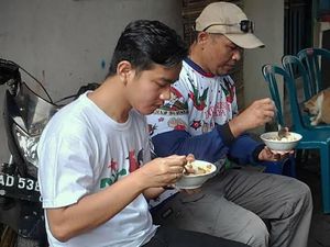 Hobi Blusukan, Walikota Solo Gibran Rakabuming Diberi Pisang Goreng Warga Hobi Blusukan, Walikota Solo Gibran Rakabuming Diberi Pisang Goreng Warga