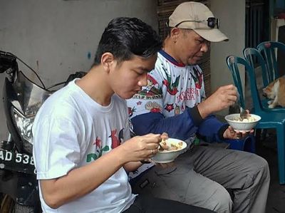 Hobi Blusukan, Walikota Solo Gibran Rakabuming Diberi Pisang Goreng Warga