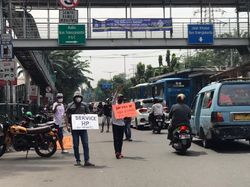 Imbas Mal PGC Tutup, Tukang Servis HP Turun ke Pinggir Jalan