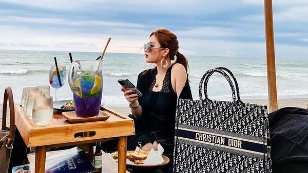 Gaya Mewah Jessica Forrester Nongkrong di Beach Club Bali
