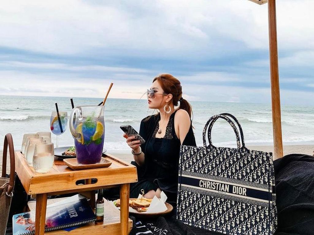 Gaya Mewah Jessica Forrester Nongkrong di Beach Club Bali
