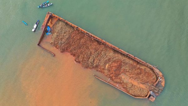 Kapal Tongkang Berisi Nikel Terdampar di Konawe