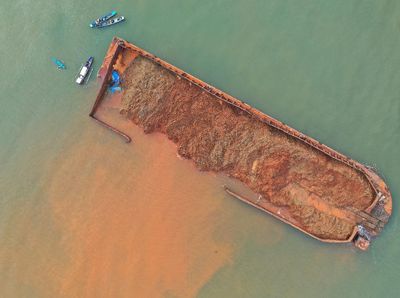 Kapal Tongkang Berisi Nikel Terdampar di Konawe
