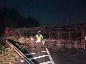 Truk Kontainer Terguling Timpa Mobil di Tol Satelit, Pengemudi Tewas