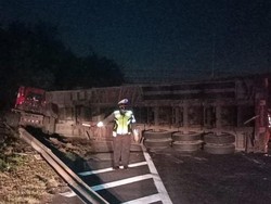 Truk Kontainer Terguling Timpa Mobil di Tol Satelit, Pengemudi Tewas