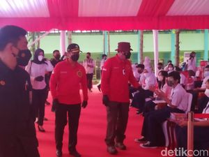 Kepala BIN-Menkes Tinjau Vaksinasi Corona untuk Anak di SMPN 103 Cijantung