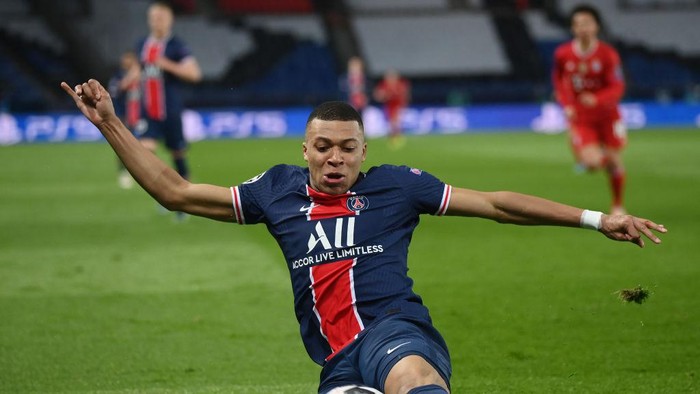 PARIS, FRANCE - APRIL 13: Kylian Mbappe of Paris Saint-Germain controls the ball during the UEFA Champions League Quarter Final Second Leg match between Paris Saint-Germain and FC Bayern Munich at Parc des Princes on April 13, 2021 in Paris, France. (Photo by Matthias Hangst/Getty Images)
