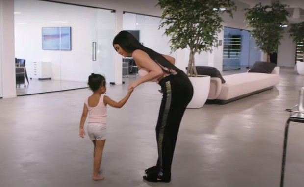 Kylie Jenner menyiapkan kantor untuk Stormi Webster (foto: youtube.com/kyliejenner)