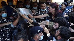 Keluarga Korban Ledakan Beirut Serbu Rumah Mendagri Libanon