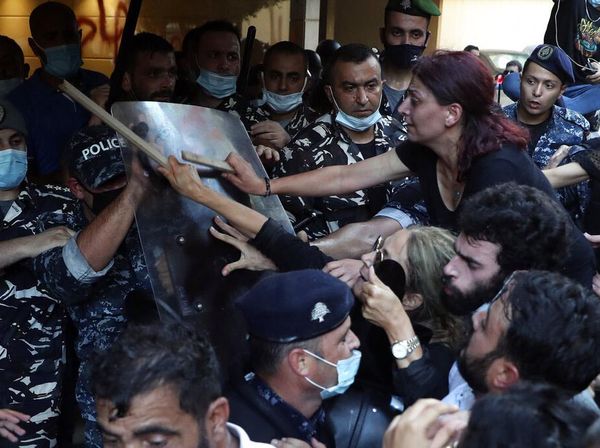 Keluarga Korban Ledakan Beirut Serbu Rumah Mendagri Libanon