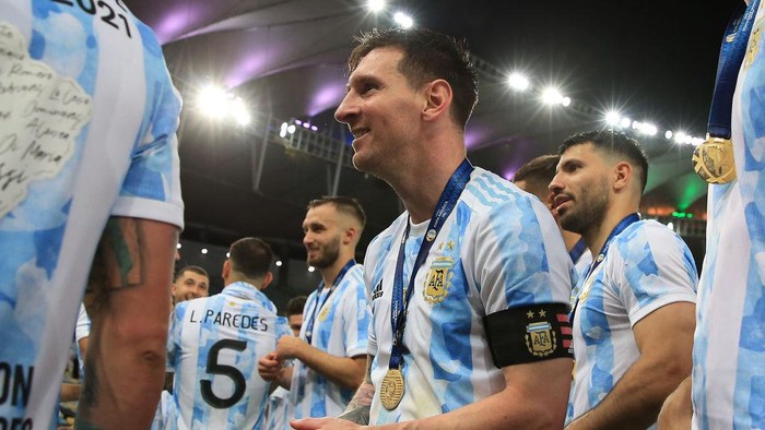 RIO DE JANEIRO, BRAZIL - JULY 10: Lionel Messi of Argentina smiles with teammates after receiving the medal after winning the final of Copa America Brazil 2021 between Brazil and Argentina at Maracana Stadium on July 10, 2021 in Rio de Janeiro, Brazil. (Photo by Buda Mendes/Getty Images)