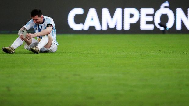Soccer Football - Copa America  2021 - Final - Brazil v Argentina - Estadio Maracana, Rio de Janeiro, Brazil - July 10, 2021 Argentina's Lionel Messi in a video-call at the pitch after winning the Copa America REUTERS/Ricardo Moraes