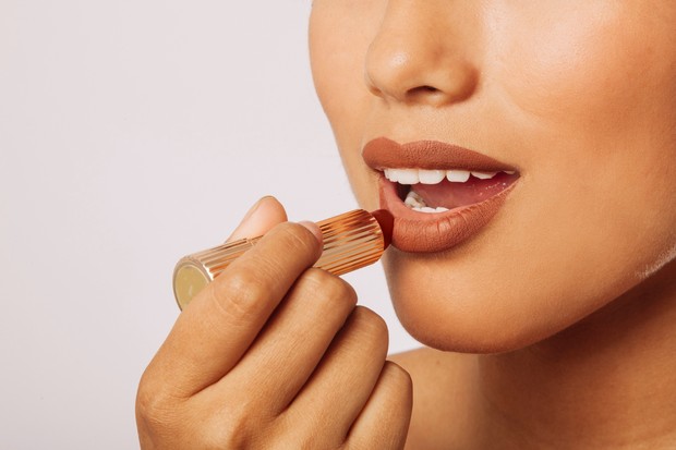 Memilih lipstik untuk kulit sawo matang bisa menggunakan warna yang aman agar tidak menor sebagai riasan sehari-hari.