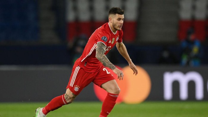 PARIS, FRANCE - APRIL 13: Lucas Hernandez of FC Bayern Muenchen  controls the ball during the UEFA Champions League Quarter Final Second Leg match between Paris Saint-Germain and FC Bayern Munich at Parc des Princes on April 13, 2021 in Paris, France. (Photo by Matthias Hangst/Getty Images)