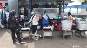 Melihat Aktivitas di Dapur Umum Wyata Guna Usai Dimarahi Risma
