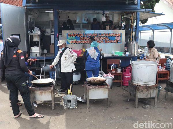 Melihat Aktivitas di Dapur Umum Wyata Guna Usai Dimarahi Risma