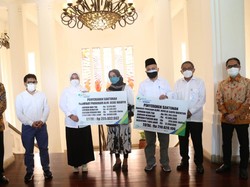 Menaker Serahkan Santunan Kematian ke Ahli Waris Peneliti Vaksin Sinovac