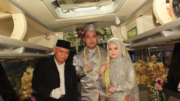 6 Momen Pengantin Viral Akad Nikah di Bus Saat PPKM Darurat