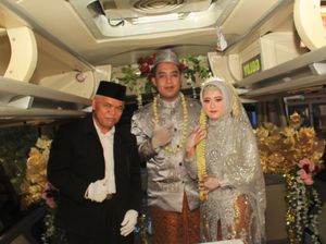6 Momen Pengantin Viral Akad Nikah di Bus Saat PPKM Darurat 6 Momen Pengantin Viral Akad Nikah di Bus Saat PPKM Darurat