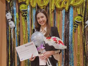 Mikha Tambayong Lulus S2, Deva Mahenra Tulis Kalimat Puitis Mikha Tambayong Lulus S2, Deva Mahenra Tulis Kalimat Puitis